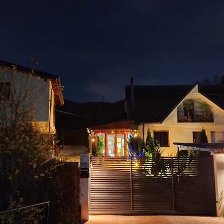 Casa Cu Muri Tîrgu Ocna Exterior foto