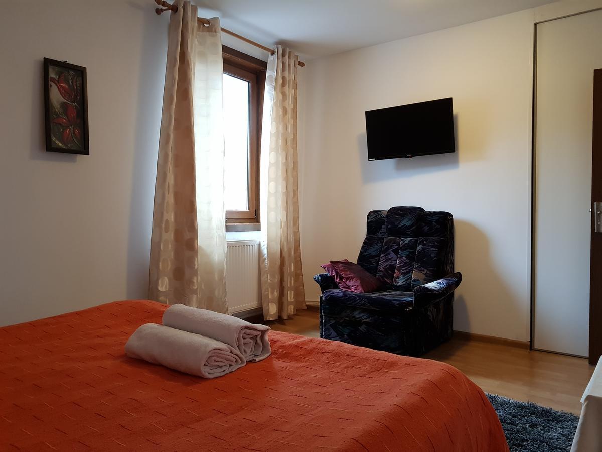 Casa Cu Muri Tîrgu Ocna Exterior foto