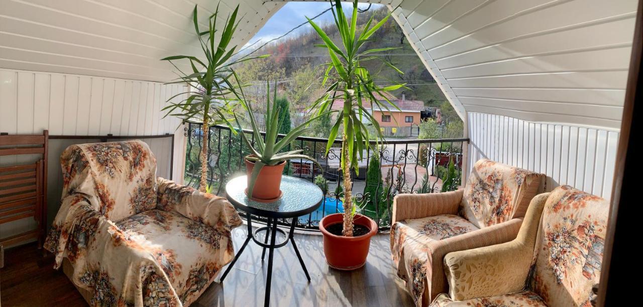 Casa Cu Muri Tîrgu Ocna Exterior foto